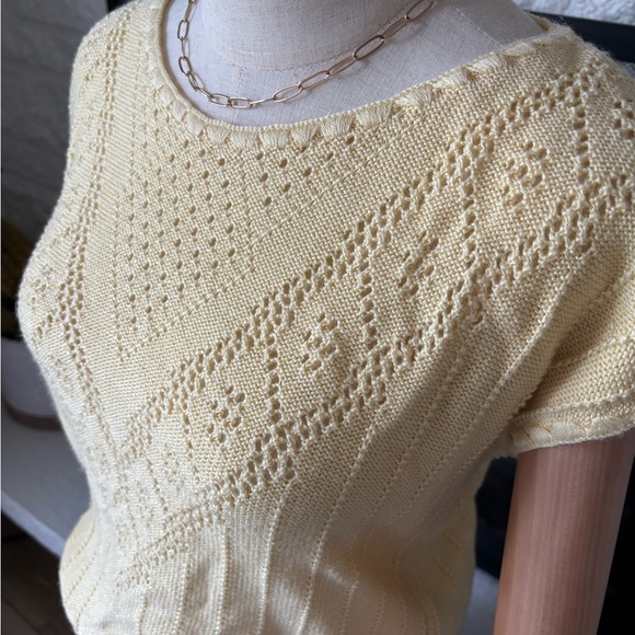 Vintage Cap-Sleeve Yellow Knit Top with Lace Detail - Picture 2 of 5